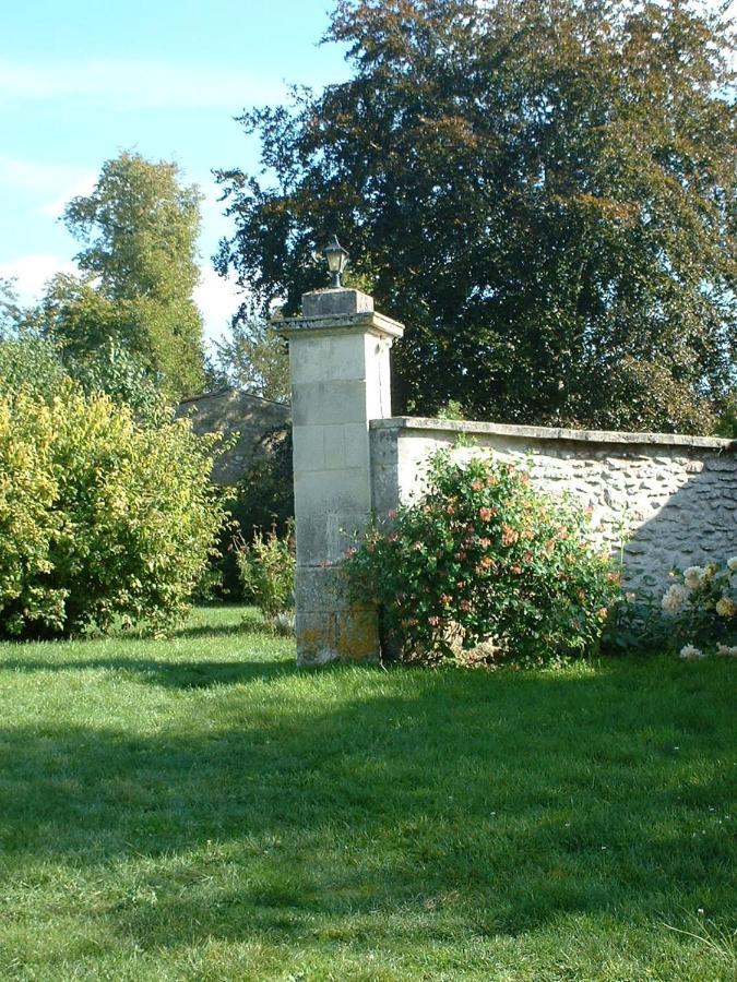 Bed and Breakfast La Laiterie Du Logis Chaniers Exterior foto